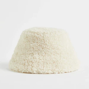 Vit buckethat - Säljer denna mysiga buckethat från HM. Storlek S/54!  Frakt 30kr