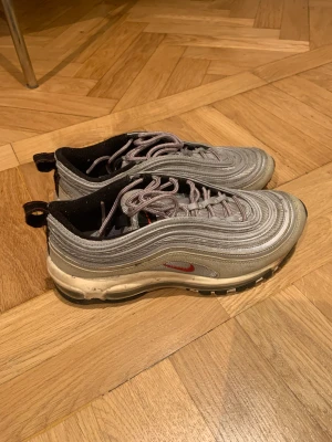 Nike Air Max 97 OG - Säljer mina fantastiska Nike eftersom de tyvärr är lite trånga på mig! Använda men i fint skick💜 Inköpta i Paris 