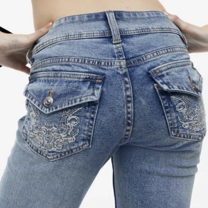 Hm flare jeans - Säljer mina nya knappt använda hm flare jeans med brodyr på fickorna, stl 42, använda en gång, 219 kr