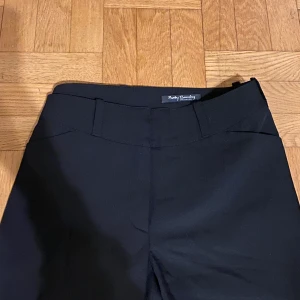 Low waisted kostym byxor  - Från Betty Barclay, dom är för långa för mig. De är bootcut och är helt nya, passar någon som är 167+