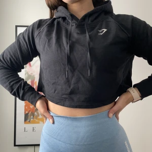 Gymshark training cropped hoodie  - Gymshark training cropped hoodie i färgen black. Äldre modell, sparsamt använd, storlek M. Liten i storleken.