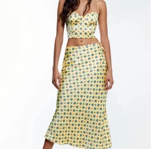 Zara set - Ett sett från zara topp i storlek m och kjol i storlek s, passar mig som brukar ha xs ❤️