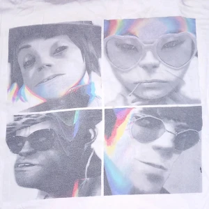Gorillaz humaz T-shirt - Har haft denna i kanske 3 år och behövs nog bara stryka så är den som ny. Köptes för 200kr! 
