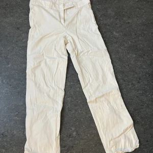 Vita kostymbyxor - Storlek 38. Köpt på secondhand och använt ett par gånger.  För fler bilder eller information så är det bara att höra av sig 😊