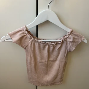 Topp - Topp från Gina tricot. Storlek XS. För mer bilder eller information är det bara att höra av sig 😊