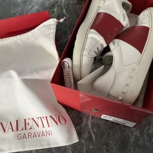 Säljer nu mina Valentino skor i storlek 44, bra cond på dom, lite sämre cond inne men inget som  märks. Allt i bilden fås med. Självklart äkta!  Inga skambud!!! Endast seriösa köpare