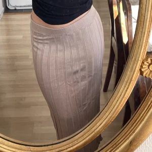 Långkjol - Beige stickad långkjol i stl S.  Köptes på Ullared förra sommaren så väldigt gott skick!  För referens är jag 159 ;)