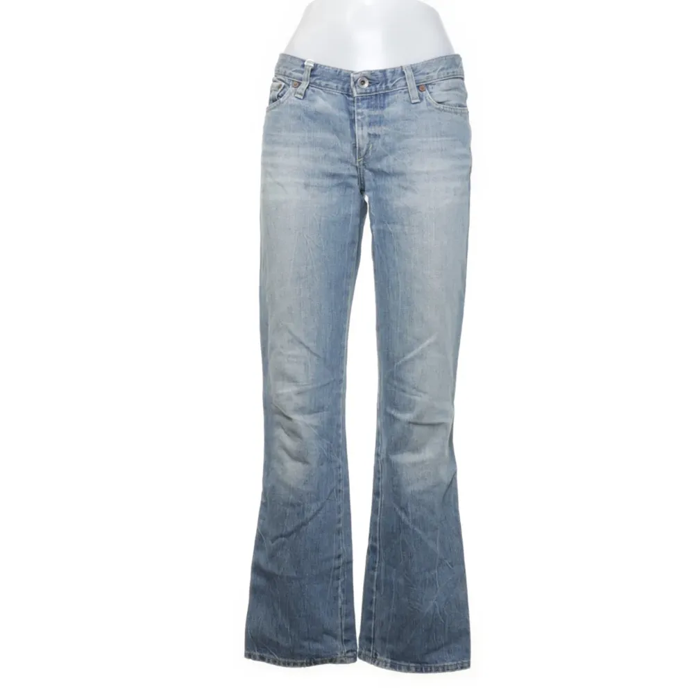 G-STAR jeans i en straight modell, super fina med mid/low rise, storlek 29/32 och är tyvärr aningen för korta på mig som är 172 :( skriv privat för mått<33. Jeans & Byxor.