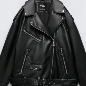 SKINNJACKA ZARA - Trendig skinnjacka från Zara. Aldrig använd. Passar strl mellan xs-l💛