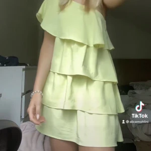 Zara klänning - Intressekoll!! På min snygga gula klänning från zara😁💕Storlek M, jättefint skick bara använd 2-3 gånger 💕Inte bestämt om jag vill sälja!