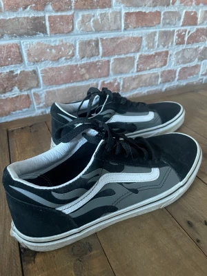 Vans skor - Helt nya vans skor, ändast använda till brevlådan och tillbaka för att känna hur dem kändes men var för stora. 