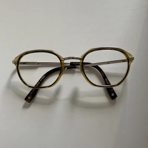 Glasögon bågar utan glas - Säljer ett par glasögon bågar som vi har tagit bort glaset. Mammas gamla som hon inte kan ha.