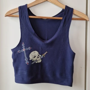 Topp med skalle och kors - ⚠️ Skriv innan du trycker köp. Handsydd och handmålad topp, även pärlorna är handsydda på. Nyskick. Tajtare än man kan tro då tyget är ostretchigt. Ed hardy inspirerat.