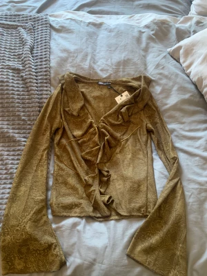 Zara blus - Säljer denna HELT NYA och slutsålda zara blusen. Den är som sagt helt oanvänd och super fin! 