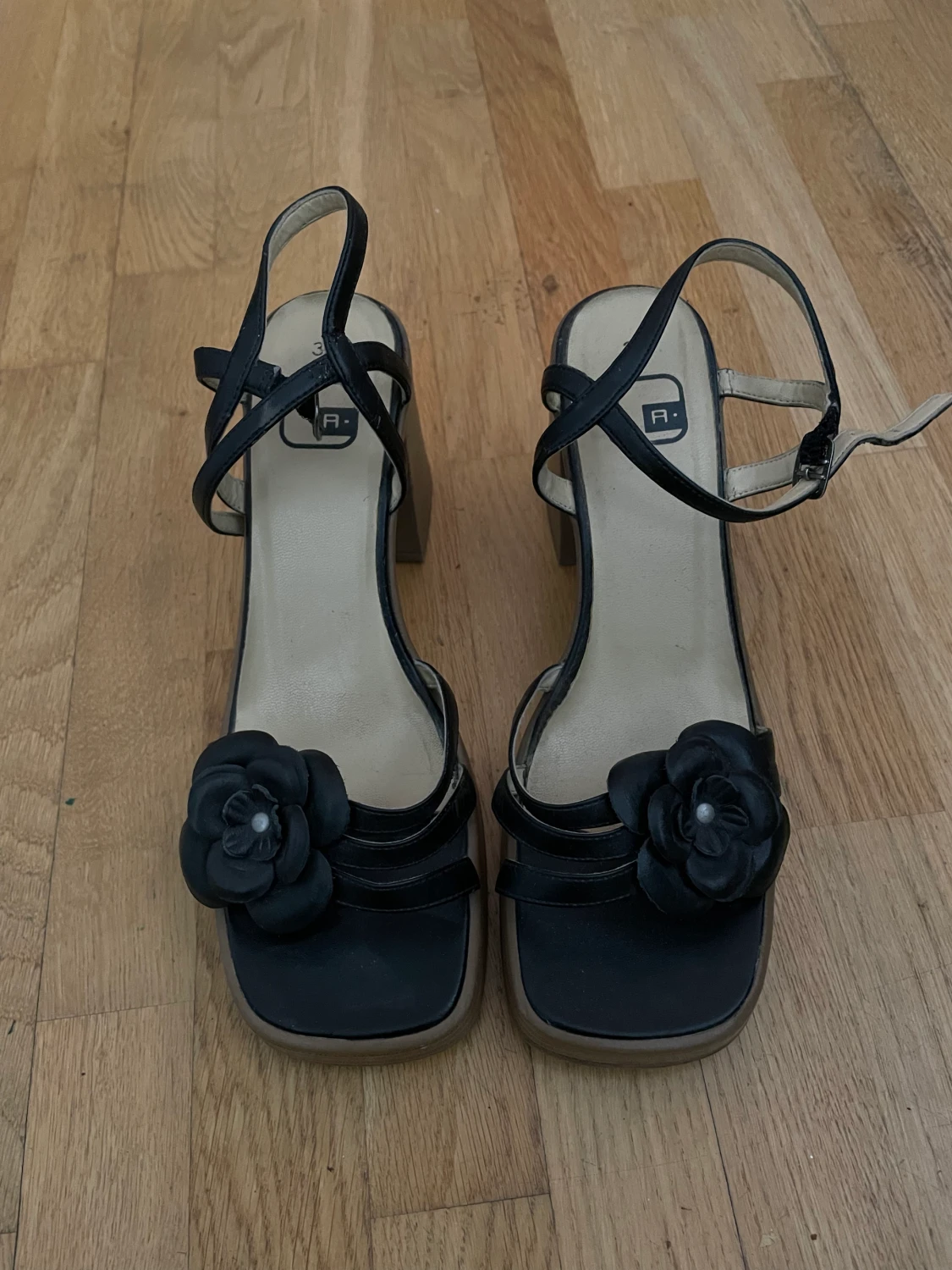 VINTAGE klackskor med blomma 