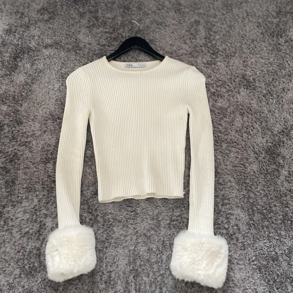 Säljer min vita ribbade tröja med otloligt len päls på ärmarna som är i bra kvalitet och lossnar inte lätt alls. Perfekt längd på den. NYPRIS: 500kr. Tröjor & Koftor.