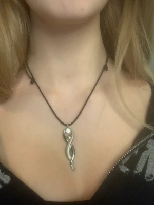 Vintage halsband - Ett vintage halsband i silver med en kristall. Halsbandet är justerbar och väldigt enkel att styla. 