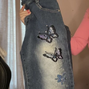 butterfly bootcut jeans - ett par jeans som jag köpte på depop för 400kr, inte kommit till användning och bestämmer för att säljare vidare dessa! dom är lågmidjade, bootcut och har broderier av fjärilar!! sjukt söta och bekväma.