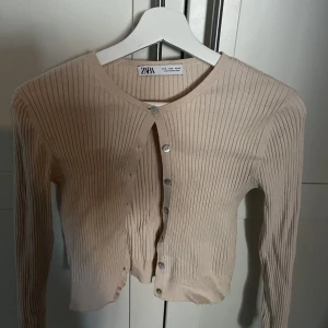 Kofta  - Säljer en beige kofta från Zara i strolek M men har krymt lite i tvätten så är mer i storleken S. Köptes för 170 kr och säljer dessa för 75 kr 🤍 