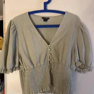 Grön blus från Monki - Grön blus från monki i storlek L