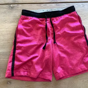 Superfina rosa tränings shorts i storlekarna 122-128. Från stadium SOC.