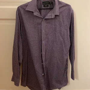 Polo skjorta  - Fin skjorta från ralph lauren. Tyvärr för stor för mig, därför är den aldrig använd!