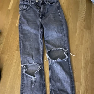 Grå jeans  - Säljer dessa mörk går jeans med håll från zara i storlek 32  köparen står för frakt !