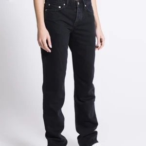 Lågmidjade jeans straight - Använda många gånger men är som ny skick. Köpta i höstas förra året. Säljer båda färgerna! 2 för 500kr, 1 för 280kr! För mer bilder skriv privat! Skriv till mig innan ni köper! 