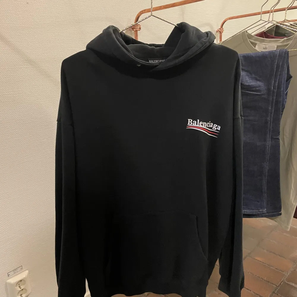 Tjena! Vi säljer en Balenciaga Political Campaign Hoodie Ord Pris 9500kr Pris går såklart att diskuteras. Hoodies.