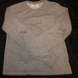 Säljer nu en basic grå tröja i storlek 170-176, ja bär i vanliga fall s. 