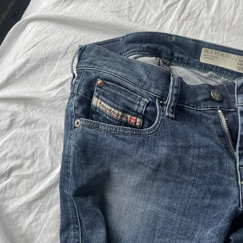 Vintage jeans från diesel. Det är min mammas gamla i jätte fint skick. Säljer eftersom de är för små för mej:( LÅGMIDJADE . Jeans & Byxor.
