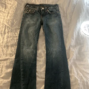 True religon jeans - As feta! Säljer endast för ett bra bud🙏🏼💋 Midjemått 33 cm!