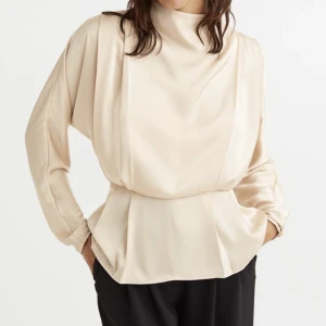 Blus - Blus från h&m, helt ny med prislapp kvar. Säljer pga fel storlek och missade skicka tillbaka den