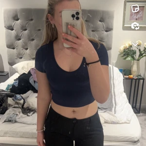 Sommartopp! - Fin sommartopp, marin blå, lite tunnare! Så funkar perfekt på sommaren Storlek S/M Köpt från shein  Nypris 89 kr Mitt pris 35