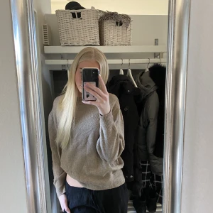 Brun stickad tröja - En jätte fin brun stickad tröja som inte kommer till användning längre. Kontakta vid intresse 