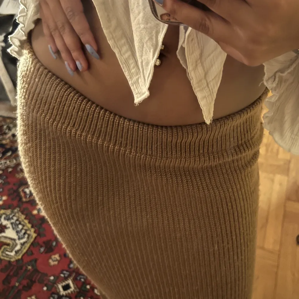 Jättesöt brun stickad kjol som tyvärr inte kommer till mycket användning Använd gärna köp nu <3 . Hameet.
