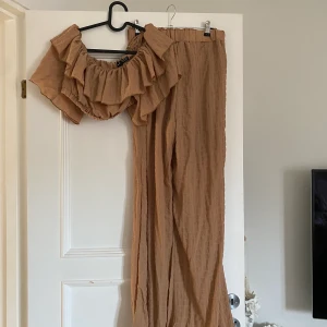Beige set  - Snyggt set, topp & byxor. Aldrig använt! 