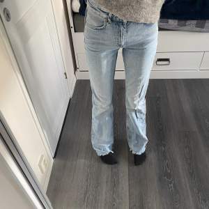 Fina blåa jeans från Gina tricot. Storlek: 34 i modellen ”full length flare jeans” Jeansen är väl använda men i bra skick, en söm har gått upp närmast foten en liten bit men inget man tänker på.  Nypris: 499kr Mitt pris: 85kr 