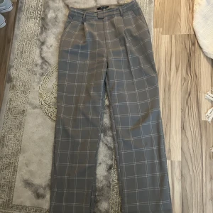 Kostymbyxor - Raka kostymbyxor med långa ben. Storlek M. Köpta på Plick och köpte fel storlek, säljs därav😊