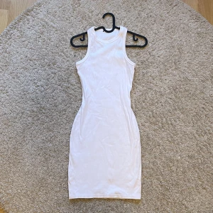 Vit klänning - Ribbad tight klänning i bra skick!💞  ‼️kom ihåg FRI FRAKT mellan 25-26 februari‼️