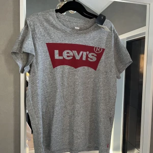 Levis t-shirt - Helt ny med prislapp 🌸 mer som M än L kan jag tycka!
