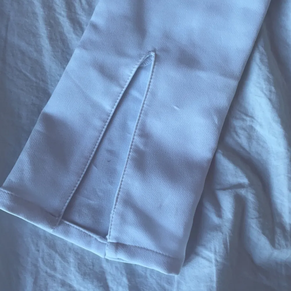 En vintage hm tröja vit med ett hål i magen, helt oanvänd och lappen sitter kvar. Passar xxs och xs. Blusar.