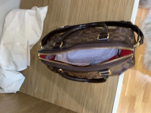Trevi Louis Vuitton väska - Detta är en trevi louisvuitton handväska/bag. Referens: N51997  Inköpspris: 11700kr  Dustbag och invoice kvitto finns från louisvuitton