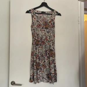 Klänning  - Klänning från only i bra skick, säljer eftersom att den är för liten för mig. storlek 34