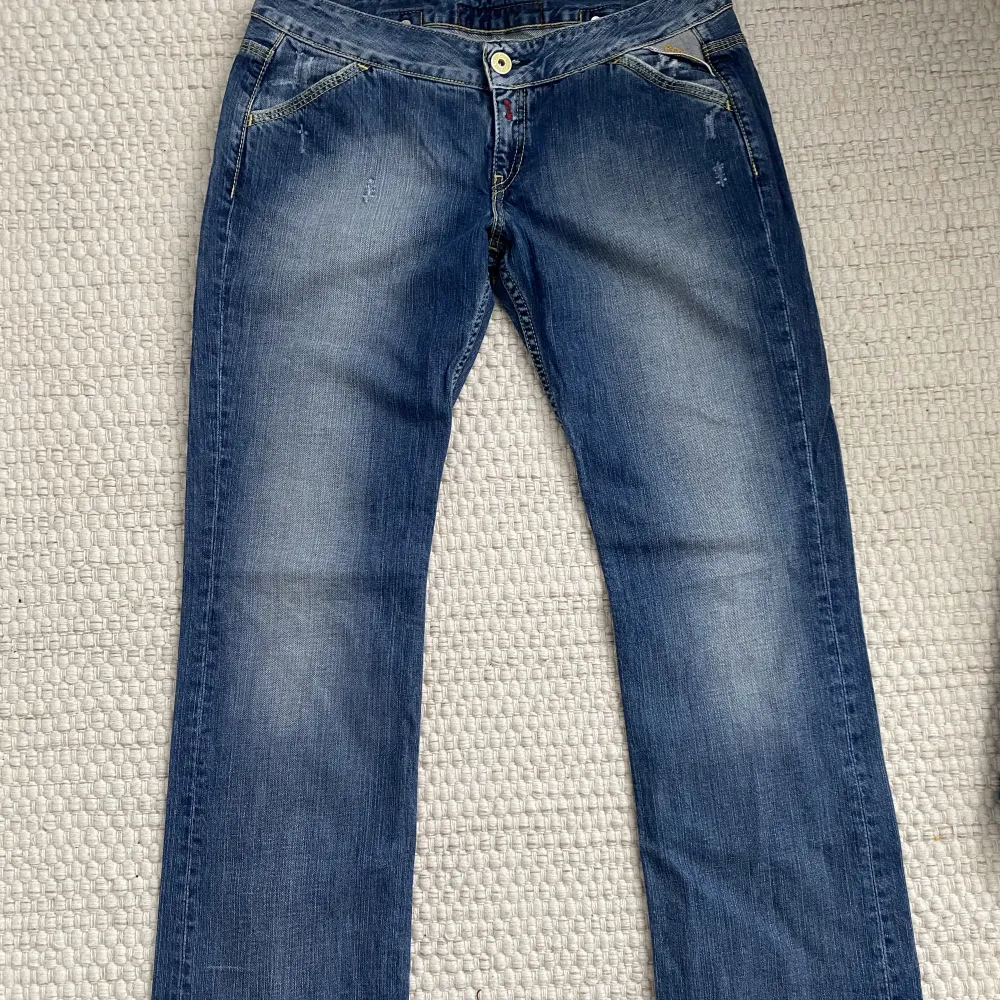 Coola lågmidjade jeans från replay💕 Säljer då dom inte längre passar. Köparen står för 66kr frakt!. Jeans & Byxor.