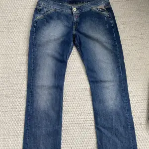 Coola lågmidjade jeans från replay💕 Säljer då dom inte längre passar. Köparen står för 66kr frakt!