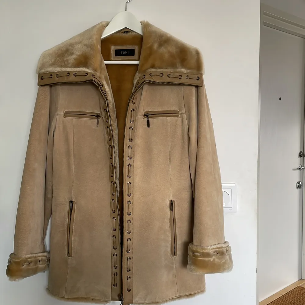 Superfin vintage äkta skinn/ mockajacka med fodrad fuskpäls. Storlek 40 men sitter snyggt oversized på mig som är S. 💕. Jackor.