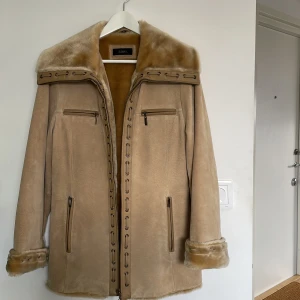 Vintage mocka jacka  - Superfin vintage äkta skinn/ mockajacka med fodrad fuskpäls. Storlek 40 men sitter snyggt oversized på mig som är S. 💕