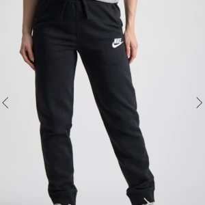 Svarta Nike mjukisbyxor - Snygga svarta Nike tränings/mjukisbyxor. Bra skick💕Mina ser ut precis som de på bilden, inga defekter eller skador. Nypris 500 kr!