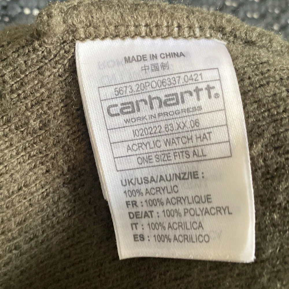 Fet grön carhartt mössa. säljer för att jag aldrig har på mig den längre. inga skador eller märken. kond: 9/10. Övrigt.